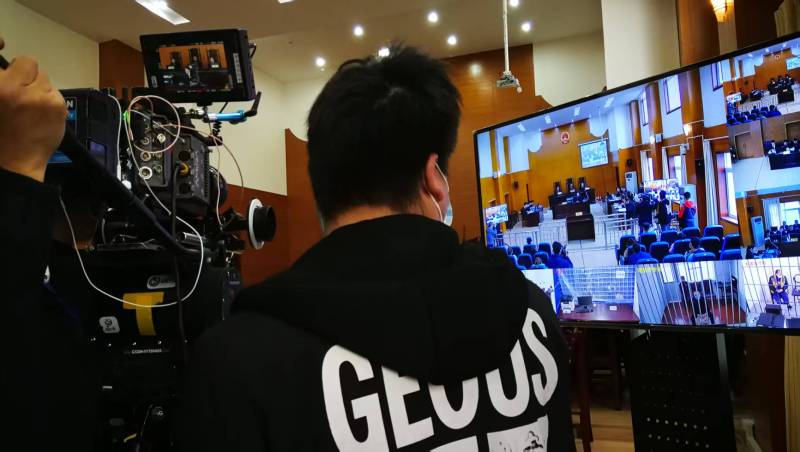 AI生成VS人工创意——改则县广告片拍摄公司的技术浪漫主义实践